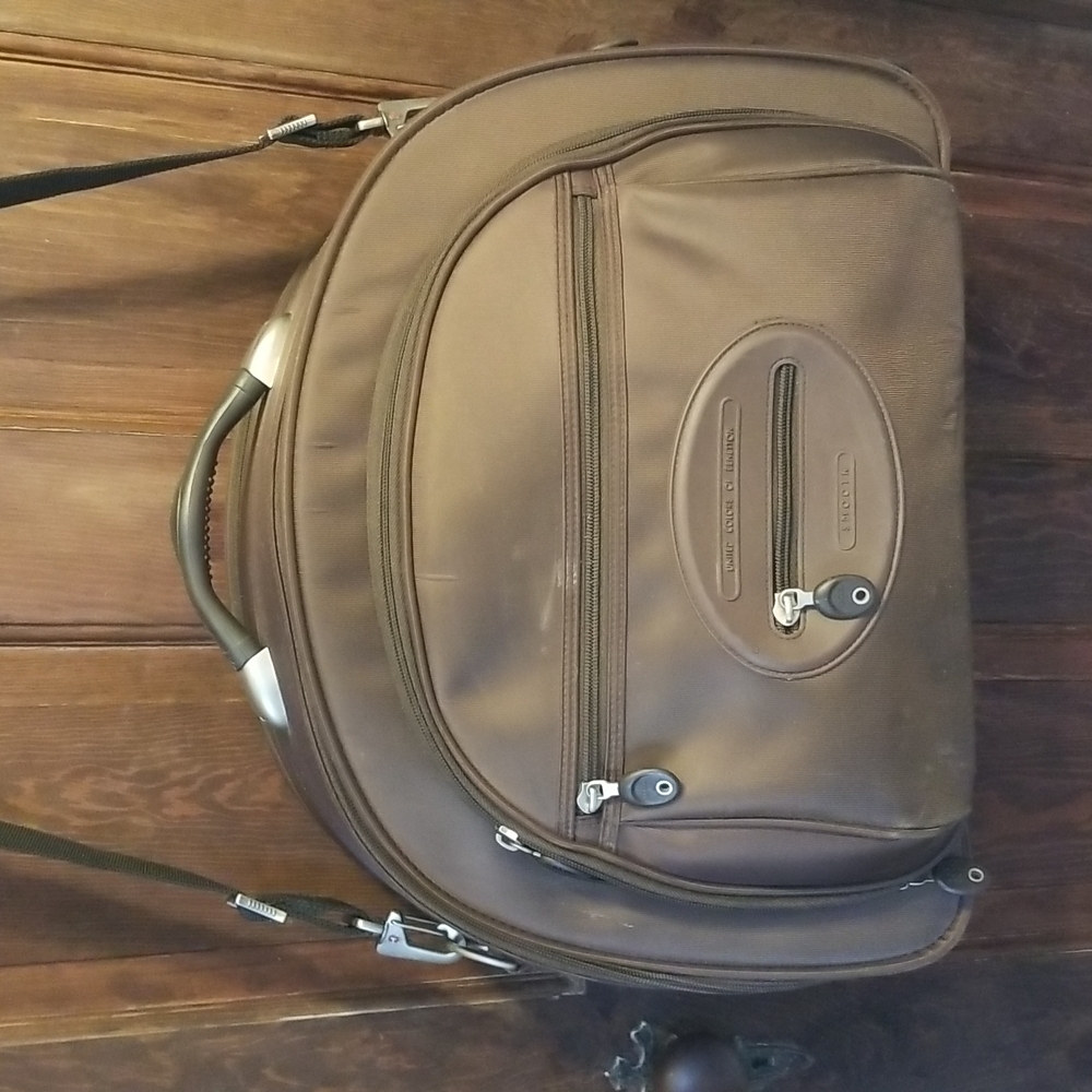 FUNKY VTG BENETTON WEEKENDER! COOL SEMI CIRCLE SHAPE.MANY PKTS.
